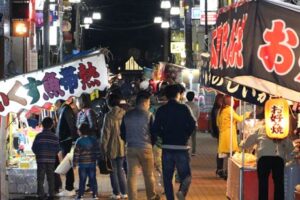 三条別院の報恩講にあわせて本寺小路に並んだ露店のにぎわい