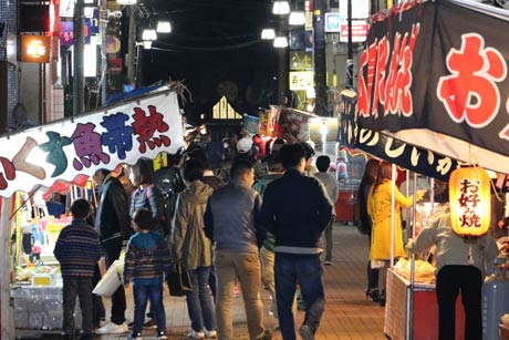 三条別院の報恩講にあわせて本寺小路に並んだ露店のにぎわい