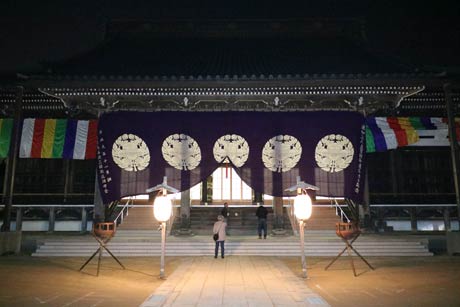 三条別院の本堂で参拝