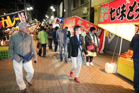 お取り越しも見学する燕三条まちあるき「魅惑の本寺小路ナイト～琥珀色のお取り越し編～」に参加した11人