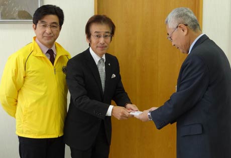  左から三条ライオンズクラブの岡田市民奉仕・社会福祉及び保険委員長、捧会長、小林市社協事務局長