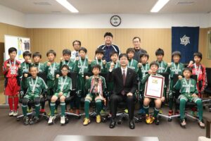 県大会優勝で鈴木燕市長を表敬訪問した吉田サッカークラブ