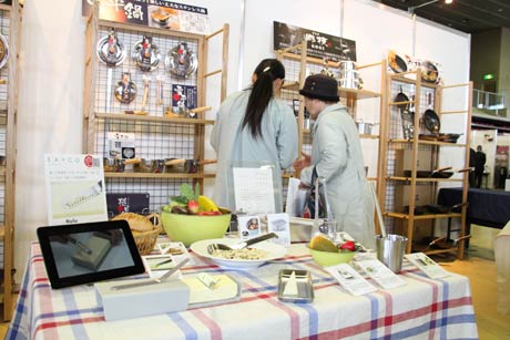 【株式会社ヨシカワ】自社ブランドのキッチン用品などを実際に食卓に料理などが並ぶようすを再現してPR。