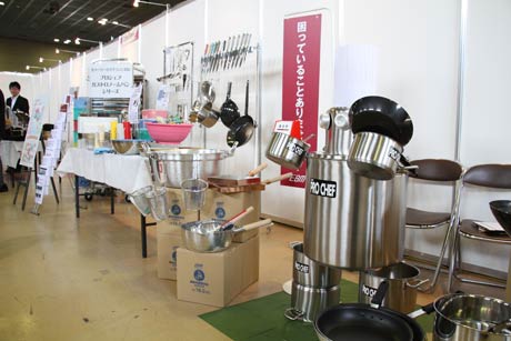  【江部松商事株式会社】業務用の厨房機器などを展示。鍋類を積み重ねたロボットが注目を集めている。