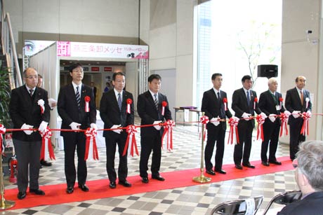  燕三条卸メッセのオープニングセレモニーのテープカット