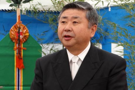あいさつする西潟理事長