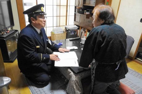 三条市消防本部が電気、ガス、暖房機器の関係機関と一人暮らし高齢者世帯の防火指導