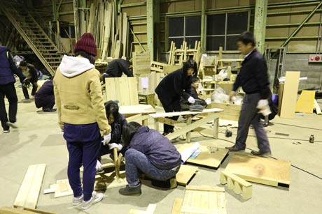 「DIY Lab.」 として燕三条青年会議所の会員と市民が協働して書棚やベンチを作る