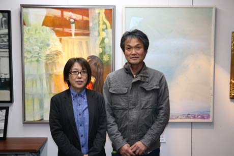 蔵ギャラリーで開かれている「二人と友達展」でそれぞれの作品を背に鈴木さん(左)と田沢さん