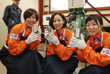 燕市磨き屋一番館で研磨体験した左から梅木選手、出岐選手、山澤選手