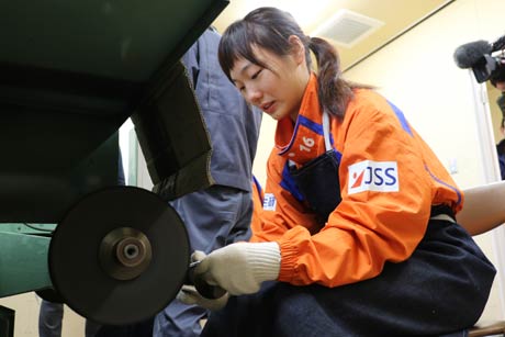 真剣な表情でバフ研磨に集中する山澤選手