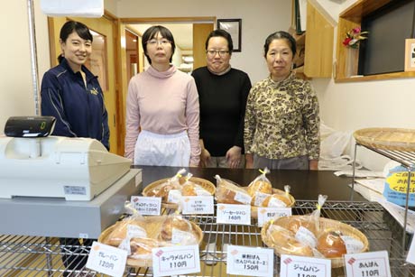 「工房やひこ」で行われているパンの販売