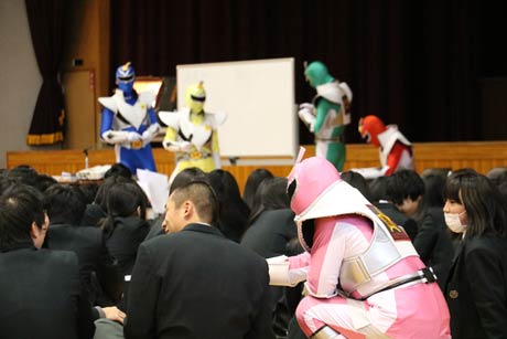 県立吉田高校で講演する方言戦隊メテオレンジャー