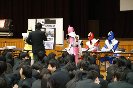  県立吉田高校で講演する方言戦隊メテオレンジャー