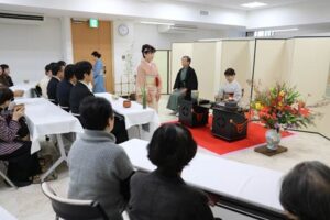 第9回市民茶会で裏千家の相場宗典さんが席主を務める立礼の席