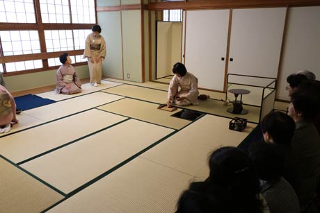 宗へん流の佐藤宗和さんが席主を務める