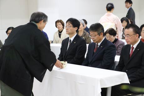 鈴木市長らも席に