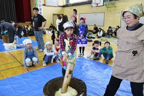 三条市立上林小学校で開かれた地域ふれあいもちつき交流会