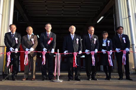 加茂産のナシ「新興」の出荷式でテープカット