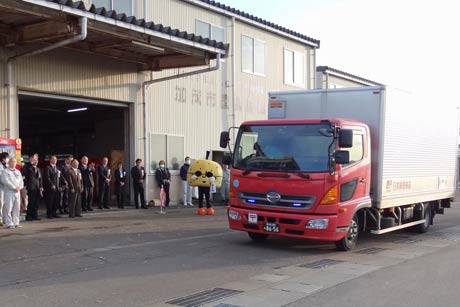 JAにいがた南蒲加茂選果場を出発する加茂産ナシを積んだ日本郵便の4トントラック