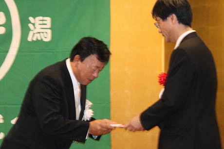 子ども夢基金への寄付20万円を柳原社長から鈴木市長に手渡す
