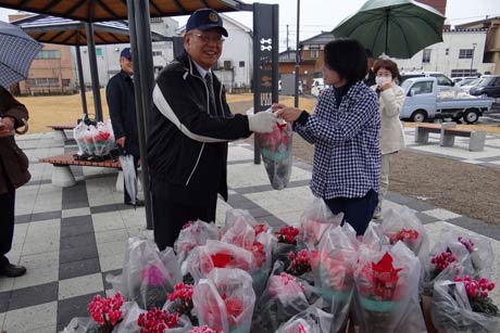 植樹を手伝った市民に花鉢をプレゼント