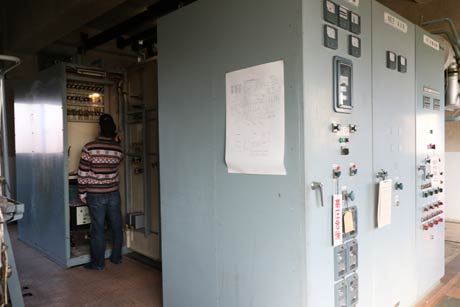配電盤など電気系統の異常を調べる