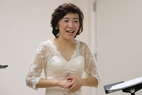 美しい歌声を響かせるソプラノ歌手の櫻井さん