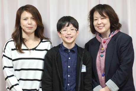 左からお母さんの奈津恵さん、高橋君、ピアノの先生の長井さん 