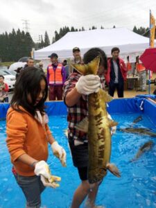 道の駅「漢学の里しただ」の「しただ郷 鮭×酒」まつり