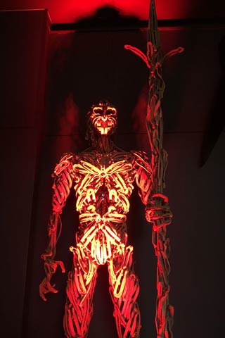 オープンファクトリーの入口に立つ同社の精霊と呼ばれるブランキングアート作品「アンドレ」