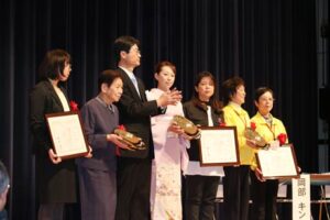 男女共同参画社会づくりの推進も目的とする燕市の「つばめ『女と男』ふれ愛フェスタ2016」で行われた「つばめ輝く女性表彰」の表彰式