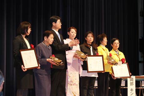 男女共同参画社会づくりの推進も目的とする燕市の「つばめ『女と男』ふれ愛フェスタ2016」で行われた「つばめ輝く女性表彰」の表彰式