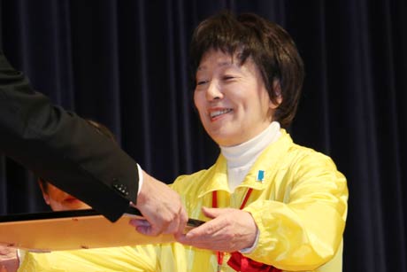 つばめ輝く女性功労賞のつばめ生活学校・渡辺裕子代表