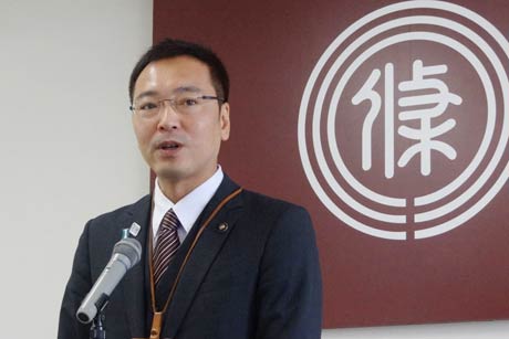 三条庁舎で年末のあいさつを行う国定市長