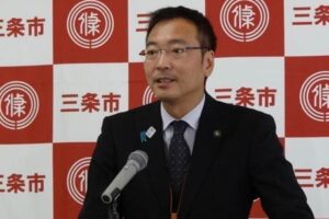 会見する国定市長