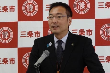 会見する国定市長