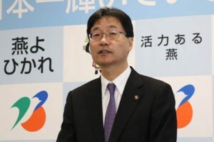 定例記者会見を行う鈴木市長