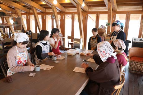 ステージえんがわで行われた平日文化部「味噌を仕込む」