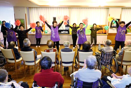 燕地区老人クラブ連合会女性部が特別擁護老人ホーム「さわたりの郷」を友愛訪問