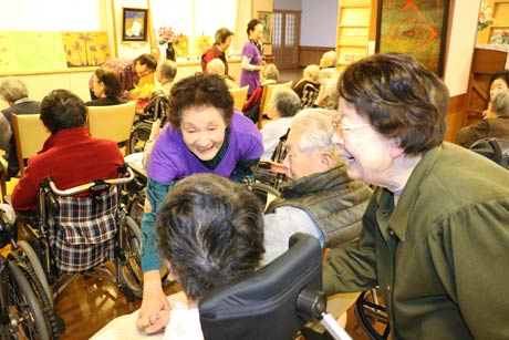 入居者と握手してふれあう