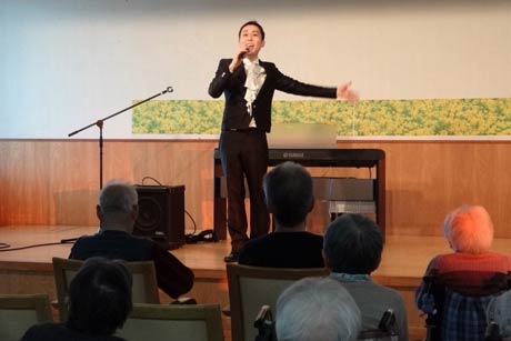 三条ライオンズクラブが特別養護老人ホーム「つかのめの里」を慰問しシンガーソングライター関川隆之さんが歌を披露