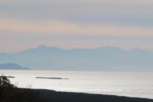 長岡市寺泊郷本から出雲崎町側の海