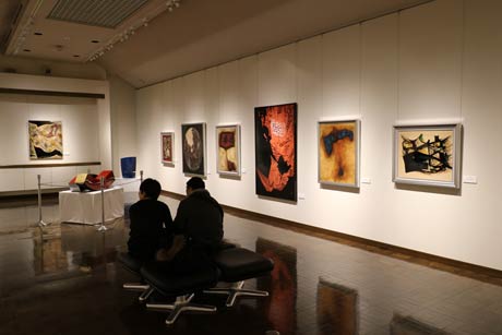 18日まで弥彦の丘美術館で開かれている村上市の漆芸作家、大滝豊さんの作品展「うつろう『時』の記憶」