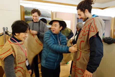 下田郷資料館で縄文人が着たカラムシを着用する外国人参加者