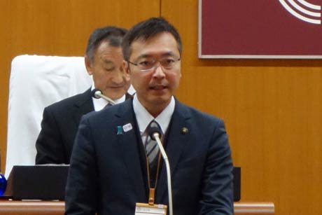 提案理由説明を行う国定三条市長
