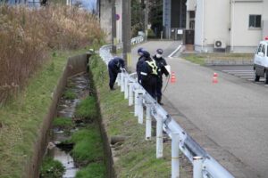 男性の遺体が見つかった用水路
