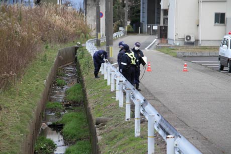 男性の遺体が見つかった用水路