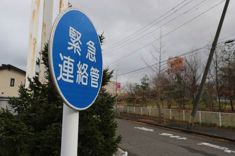 燕三条地場産業振興センター付近に設置された燕市と三条市の水道をつなぐ緊急連絡管