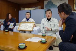 第10回製品安全対策優良企業表彰の中小企業製造・輸入事業者部門で商務流通保安審議官賞を受けた有限会社鈴文が国定市長を表敬